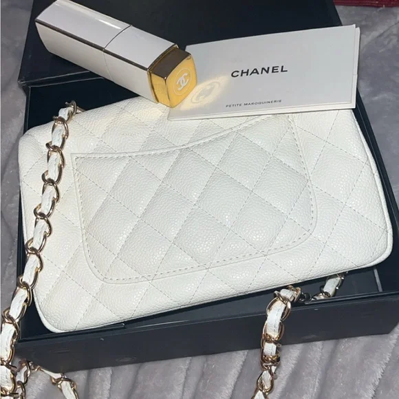 Classic Chanel White Quilted Leather Shoulder Bag with Chanel Perfume - Picture 3 of 12